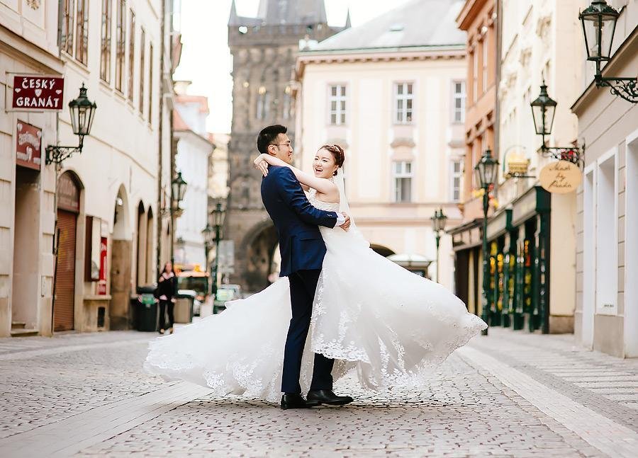 Pre-wedding photo-shoot in Prague