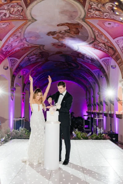 cake cutting prague wedding